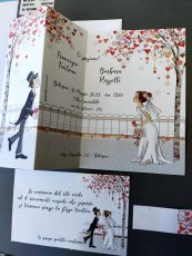 PARTECIPAZIONE ALBERO CUORI CON SPOSI ROMANTICI E DECORI COLORATI IN RILIEVO + INVITO + BUSTA. 